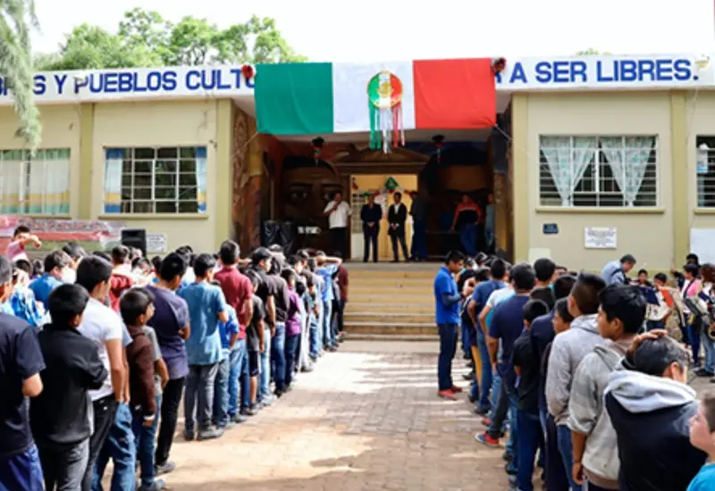 Una fila de jóvenes estudiantes de un internado, formados como parte de su rutina matutina, reflejando el despertar como un acto de voluntad.