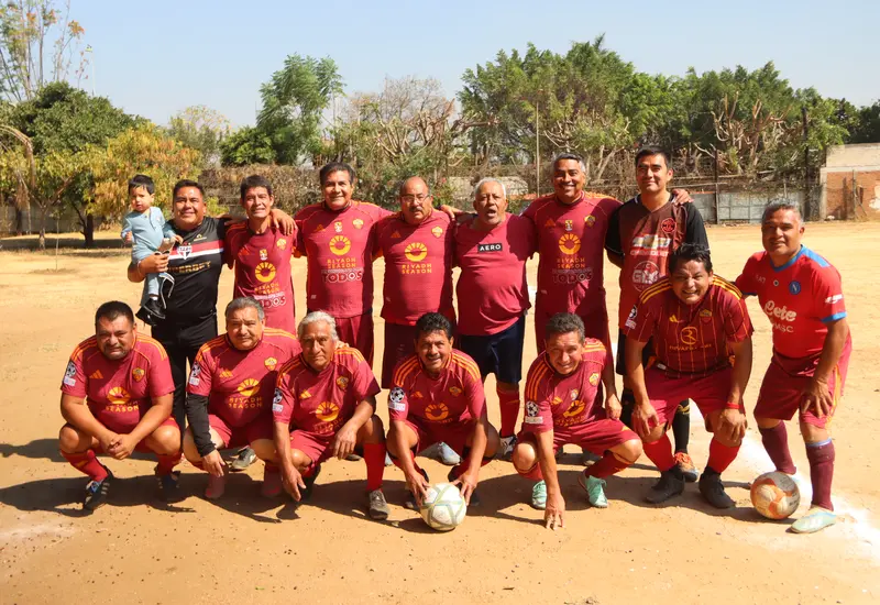 Jugadores del equipo de fútbol Sección 35 compiten en el campo durante el partido donde se llevaron la victoria con un punto extra.
