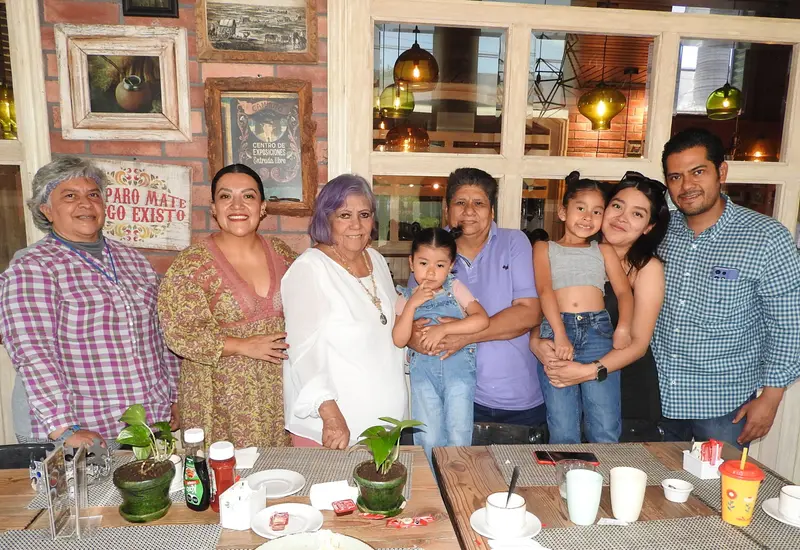 Gaby Carrasco Labastida celebra un año más de vida sonriendo, rodeada por el amor y la compañía de su hermosa familia durante el festejo.