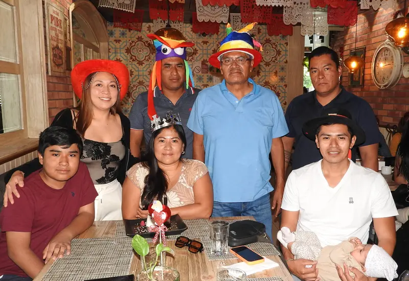 Gayby Bolaños Peralta celebra su cumpleaños en compañía de su esposo Luis, su padre Sotero y sus hermanos, durante una reunión familiar.