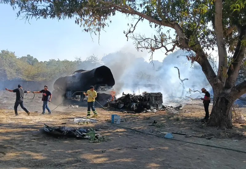 Una pipa estacionada es alcanzada por las llamas de un incendio de pasto en la región del Istmo, sin que se reportaran lesionados.