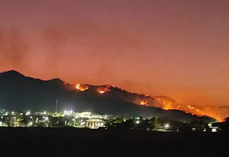 Imagen del incendio forestal activo que representa una emergencia para las comunidades de Textitlán y Amoltepec en la Sierra Sur de Oaxaca.