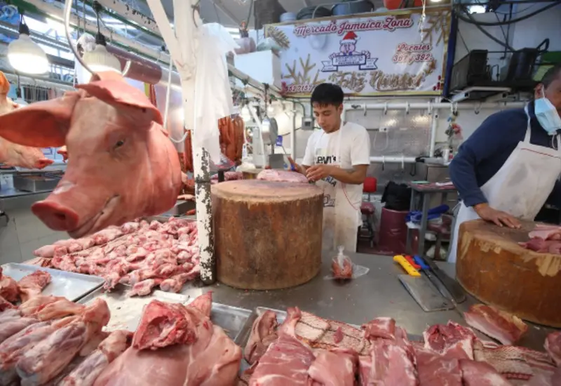 Varios cortes de carne en un mostrador de carnicería, ilustrando el aumento de precios del 16% registrado durante el mes de enero.