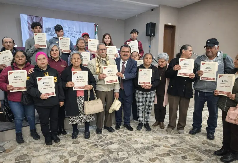 El director general del INEA entrega constancias de alfabetización a personas jóvenes y adultas en Nuevo León para combatir el analfabetismo.