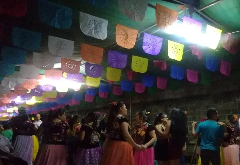 Un baile tradicional engalana las calles durante la calenda y convite que marcan el inicio de la festividad en honor a San Blas.