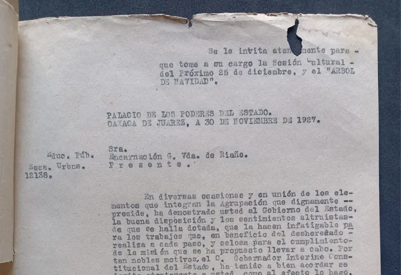 Fotografía de una invitación antigua para la Sesión Cultural y el Árbol de Navidad en Oaxaca, fechada el 25 de diciembre de 1927.
