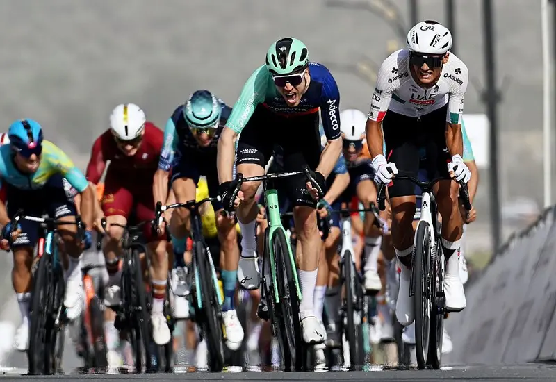 El ciclista mexicano Isaac del Toro levanta los brazos en señal de victoria tras ganar en el sprint la Etapa 1 del UAE Tour.