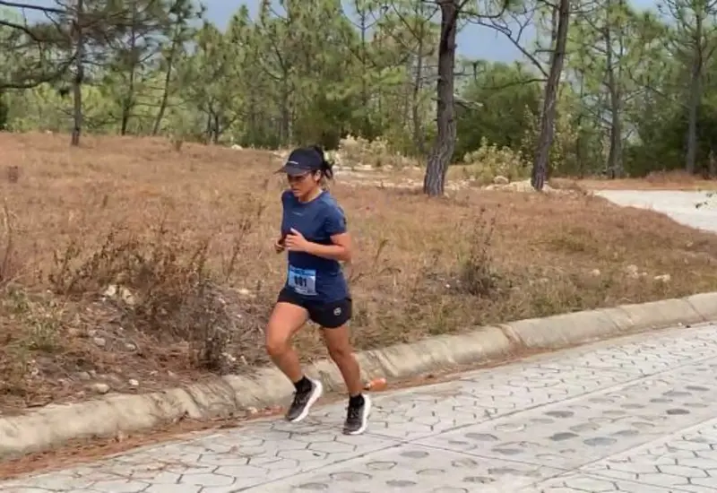 La corredora Jael Morales se acerca a la línea de meta durante la competencia de trail running celebrada en Santo Domingo Teozacoalco.