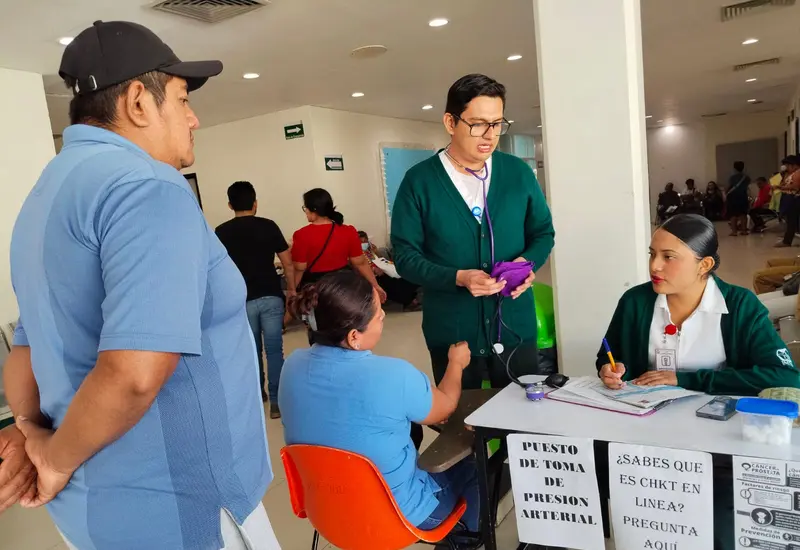 Una enfermera del IMSS Oaxaca aplica la vacuna gratuita contra el sarampión a un niño durante la jornada masiva de vacunación.