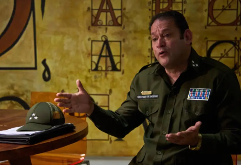 Juan Poey, jefe de la unidad antidrogas del Ministerio del Interior de Cuba, en una fotografía relacionada con el freno al tráfico de drogas.