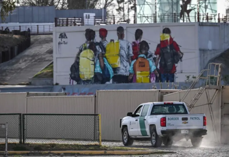 La política de deportaciones rápidas de EU, que enviaba migrantes a terceros países sin audiencias, fue derogada por orden de un juez.