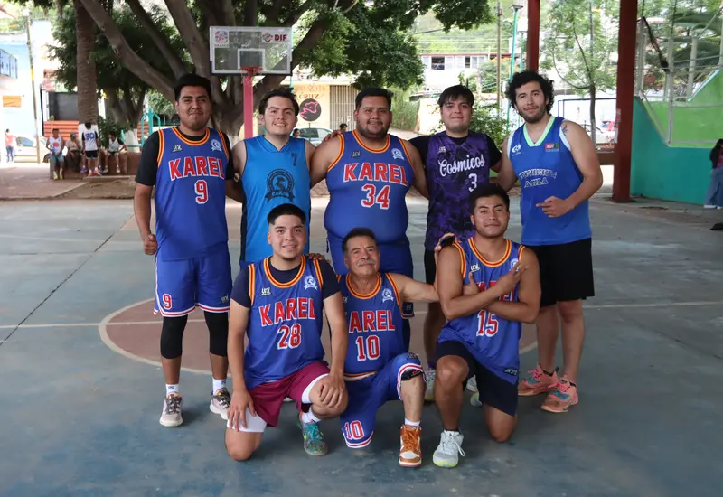 El jugador de básquetbol Karel se muestra en acción durante un partido, demostrando por qué se le considera imparable y en plan grande.