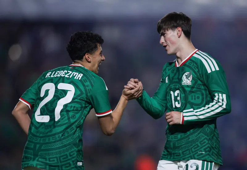 Los futbolistas Ledezma y González, goleadores de la selección de México, celebran juntos una de sus anotaciones durante el partido.