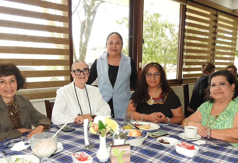La presidenta Lilia Hernández Díaz, sentada al centro, comparte un momento con Juan Carlos Ramírez, Gabriela Quevedo y Floricel Toledo González.