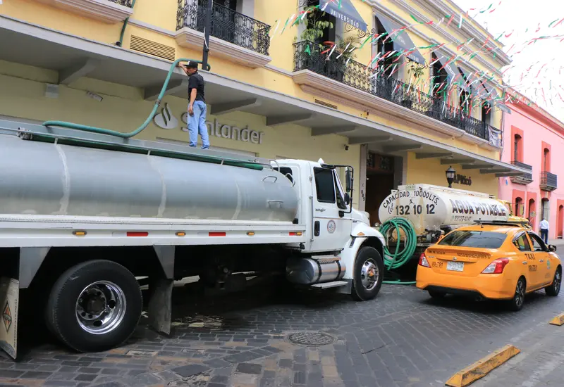 Un vehículo pesado circula por una calle de la capital, poniendo en evidencia el debate actual sobre la seguridad peatonal en la ciudad.