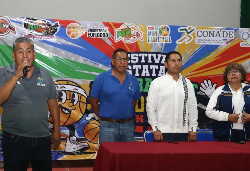 Luis Carpio realiza la declaratoria inaugural durante la ceremonia de apertura del Festival de Minibasket 2026.