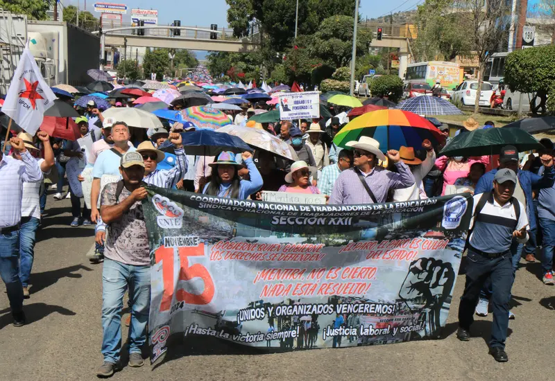 Integrantes del magisterio oaxaqueño de la CNTE participan en el brigadeo nacional para consultar a las bases sobre el paro de 72 horas.