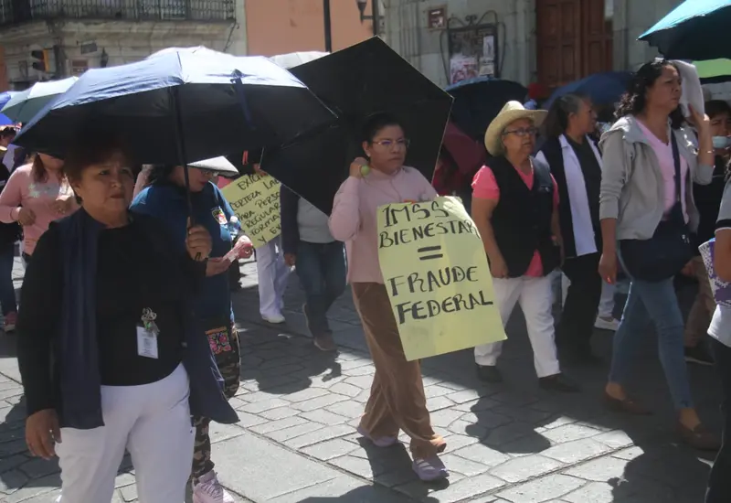 Trabajadores del Hospital Civil marchan por las calles de la capital para protestar por la falta de insumos básicos en el nosocomio.
