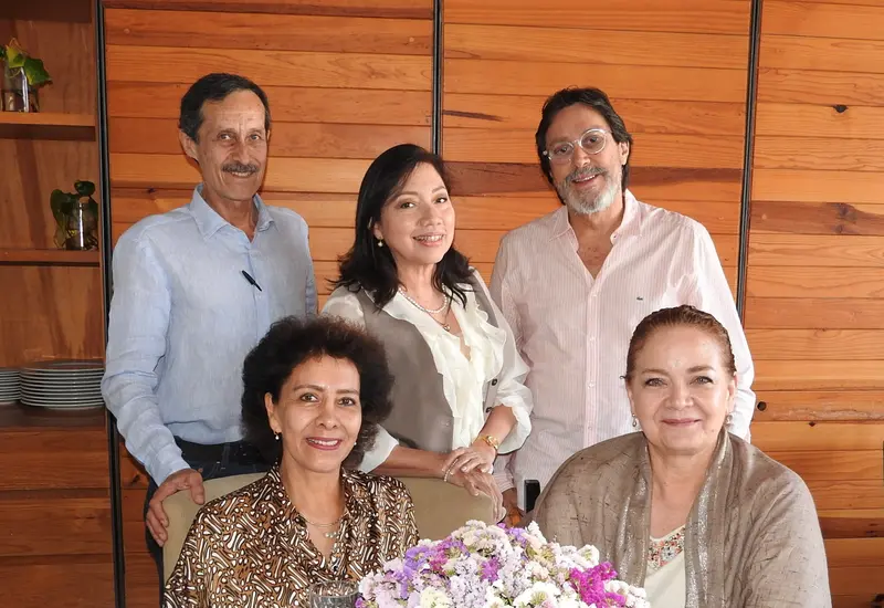 María Elena Vázquez celebra su cumpleaños con un café, sonriendo en compañía de sus amigos Lulú Calleja, Martha Meixueiro, Carlos Richerand y Carlos Santillán.