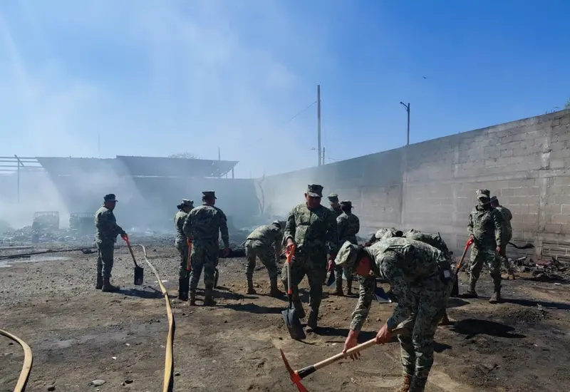 Personal de la Secretaría de Marina colabora en las labores para sofocar los incendios registrados en distintos puntos del municipio de Salina Cruz.