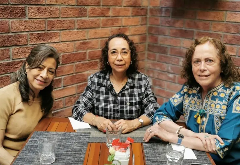 Marisela Pérez, Norma García y Teresa Mondragón disfrutan de un agradable desayuno mientras comparten una charla en un momento feliz entre amigas.