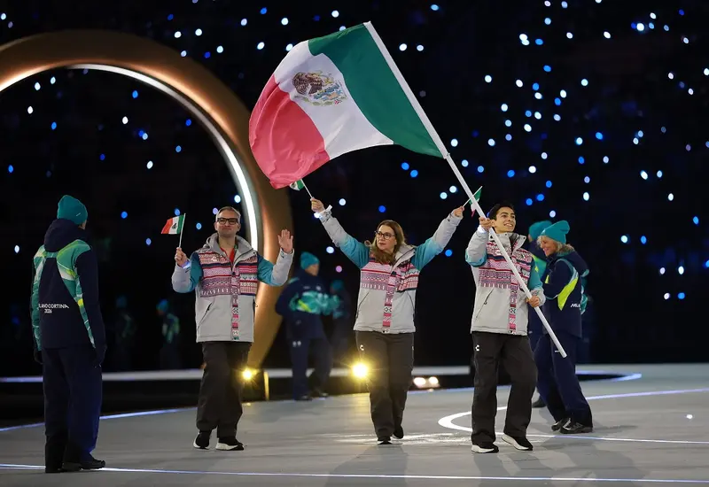 La delegación de México desfila durante la ceremonia inaugural de los Juegos Olímpicos de Invierno Milano Cortina 2026.