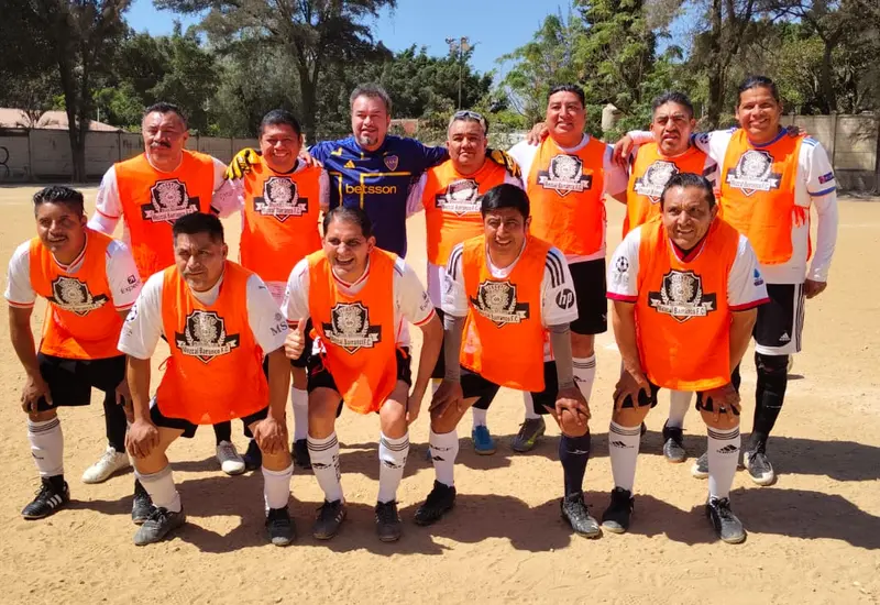 El equipo Mezcal Barranco en acción durante su partido inaugural del torneo, donde consiguieron una victoria y sumaron sus primeros tres puntos.