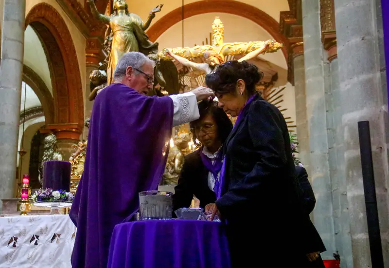 Una familia celebra unida el Miércoles de Ceniza, una tradición católica que marca el primer día y el inicio de la Cuaresma.