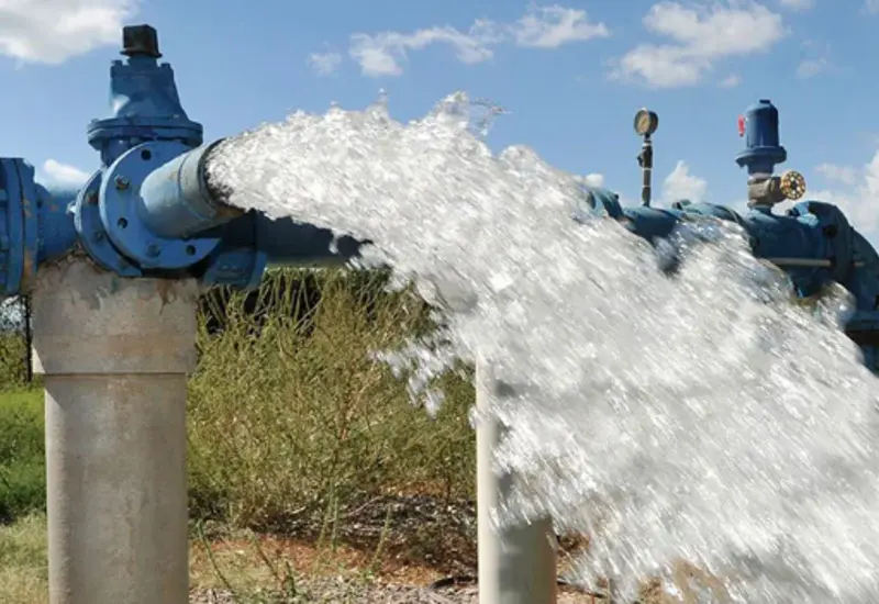 Un módulo de atención en Oaxaca donde personal especializado brinda asesoría directa a los ciudadanos para la regularización de sus concesiones de agua.