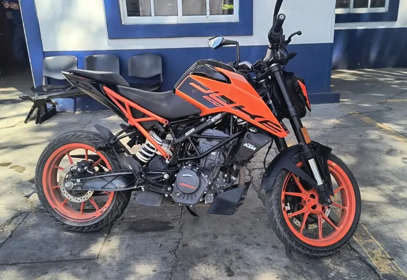 La motocicleta marca TKM que fue robada y posteriormente asegurada por policías municipales en la agencia de Viguera, Oaxaca.