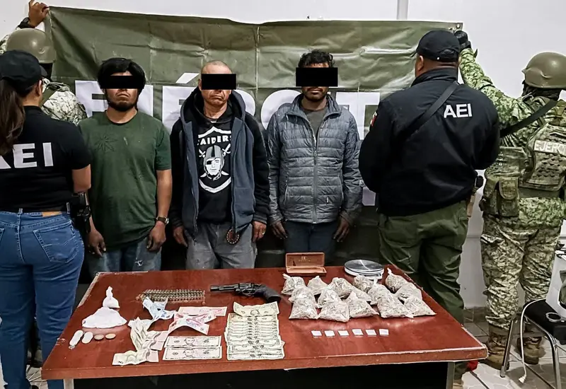 Los presuntos narcomenudistas detenidos en Zimatlán son presentados junto a los paquetes de droga asegurada durante el cateo a la vivienda.