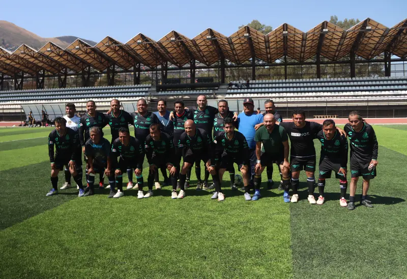 El equipo de fútbol Nova Sistem posa para la foto de campeones tras coronarse en el torneo de la categoría plus 45.