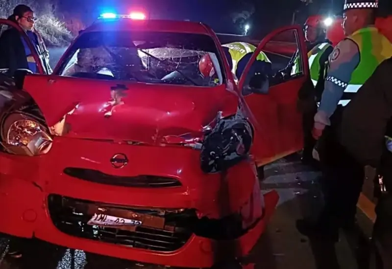 El cuerpo sin vida de un obrero permanece dentro de su vehículo destrozado tras el fatal accidente contra un tráiler.