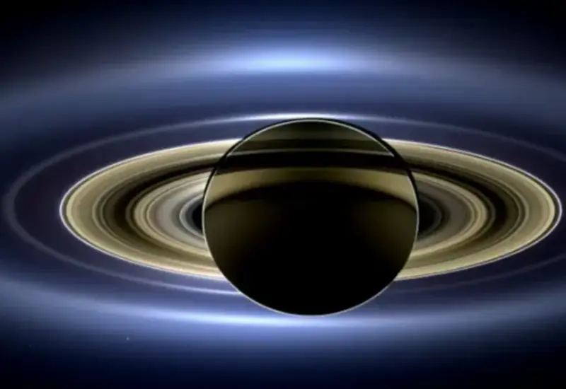 Ilustración científica del planeta Saturno y sus anillos, explicando su origen a través de una catástrofe orbital según un nuevo estudio astronómico.