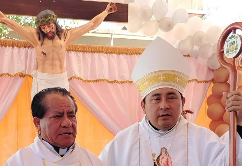 El padre Facundo Cruz Sánchez en un retrato conmemorativo por sus 30 años de sacerdocio, celebrando tres décadas de servicio religioso.