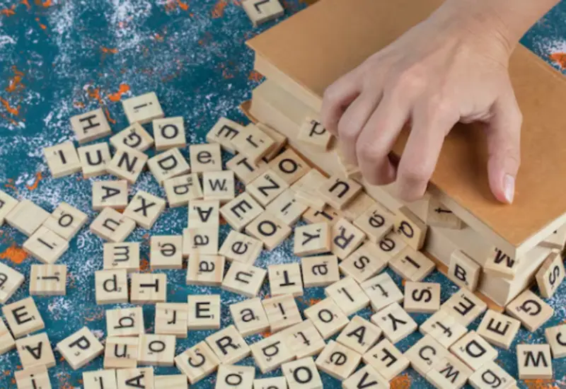 Una imagen conceptual con letras de madera sobre una superficie, representando la simplicidad y complejidad de las palabras para la comunicación y armonía.