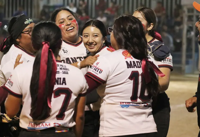 Melissa Canseco, jugadora del equipo Panteras, es felicitada efusivamente por sus compañeras tras ganar el campeonato de la final de softbol.