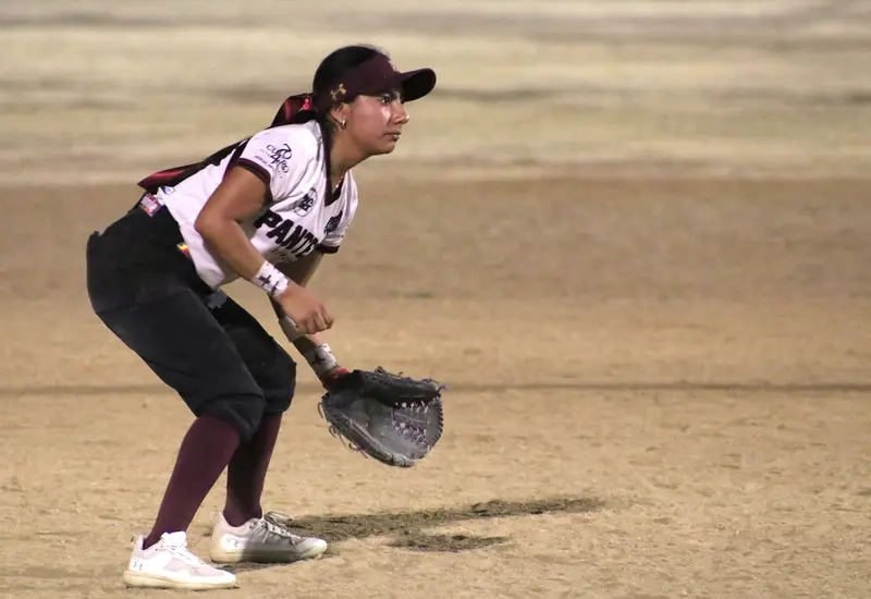 Jugadoras del equipo de softbol femenil Panteras se muestran concentradas en una jugada defensiva durante un momento clave del partido.