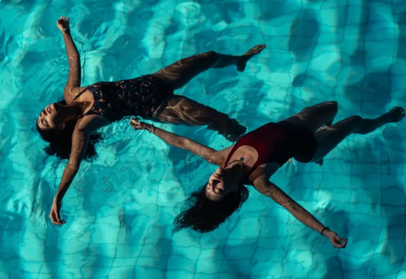 El equipo de la película mexicana Chicas Tristes celebra tras ganar un doble premio internacional en el prestigioso festival de cine Berlinale.