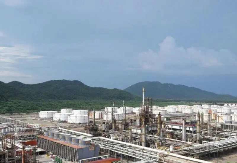 Instalaciones de Pemex donde se aumentó el procesamiento de crudo a 1.5 millones de barriles diarios, reflejando su mejor momento financiero.