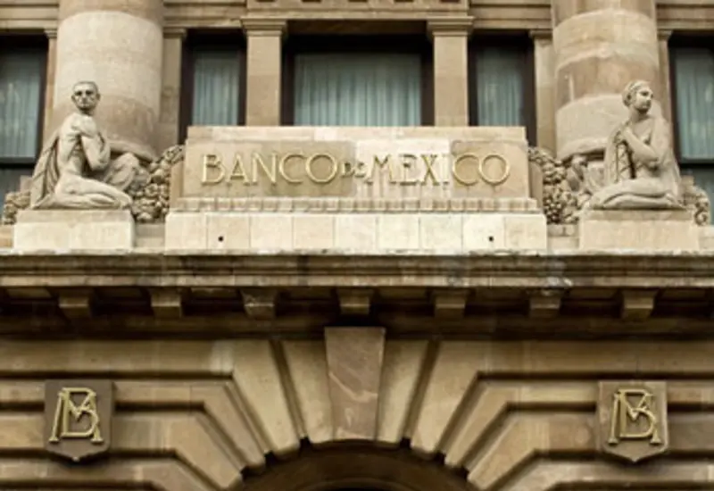 Una imagen de pesos mexicanos y dólares que ilustra la estimación del tipo de cambio en 18.50 como parte del pronóstico de crecimiento económico.