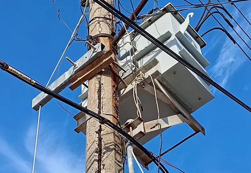 Un poste de la CFE en visible mal estado, objeto de denuncias, ubicado peligrosamente frente a un preescolar en Bahía La Ventosa, Oaxaca.