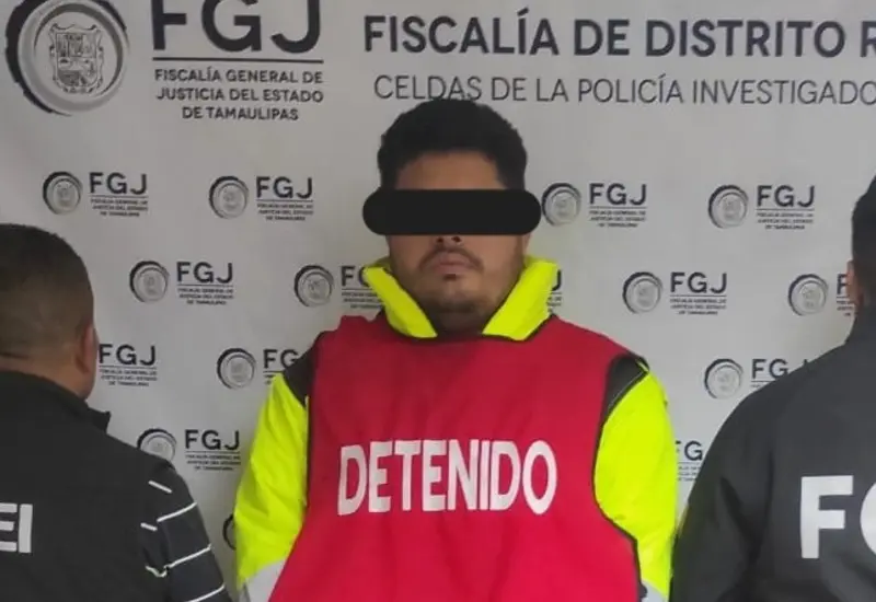 El presunto agresor, acusado de abusar de una mujer en el Istmo, es mostrado tras ser detenido por las autoridades en la ciudad de Reynosa, Tamaulipas.