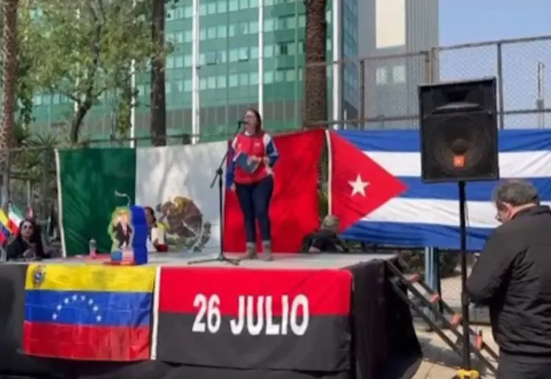 Manifestantes se congregan frente a la antigua embajada de Estados Unidos en CDMX para protestar contra el decreto de Trump sobre Cuba.