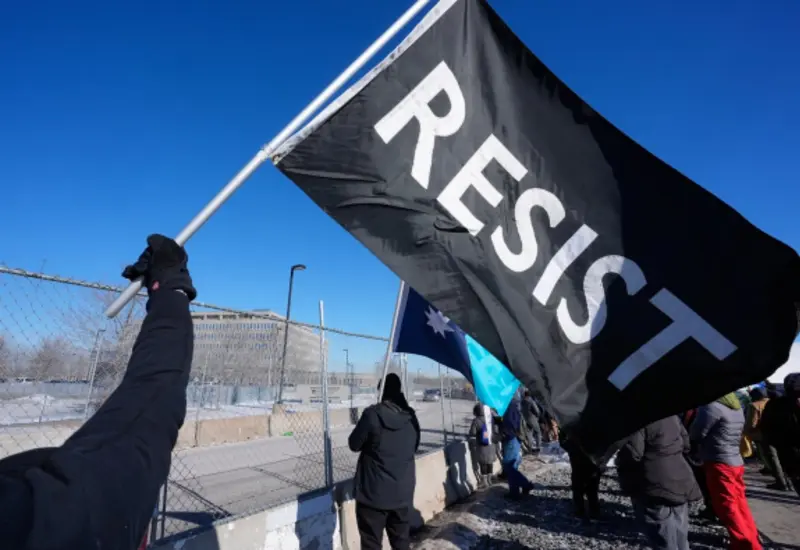 Miles de personas se manifiestan en las calles de Minesota para protestar en contra de la operación Metro Surge del ICE.