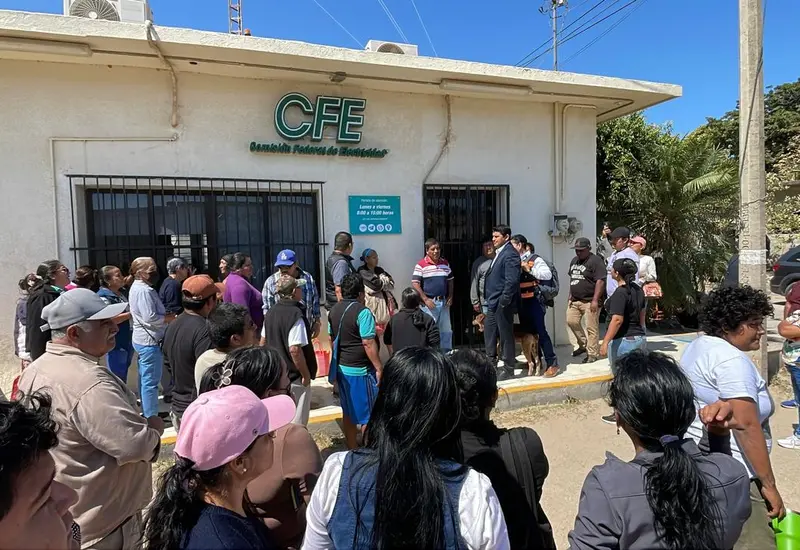 Habitantes de Unión Hidalgo toman las oficinas de la CFE para protestar por más de 8 horas sin luz y el triple aumento en recibos.