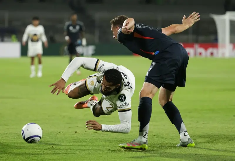 Fracaso del equipo de Pumas tras ser eliminado de la Copa de Campeones de la Concacaf, un duro golpe para el club universitario.