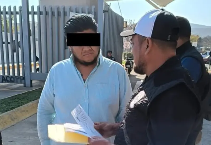 René Salvador es presentado por las autoridades tras ser detenido por el delito de extorsión en un caso que involucró balazos.
