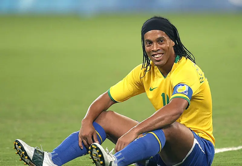 El futbolista Ronaldinho, una de las grandes leyendas de la selección de Brasil, es retratado en una fotografía de primer plano.