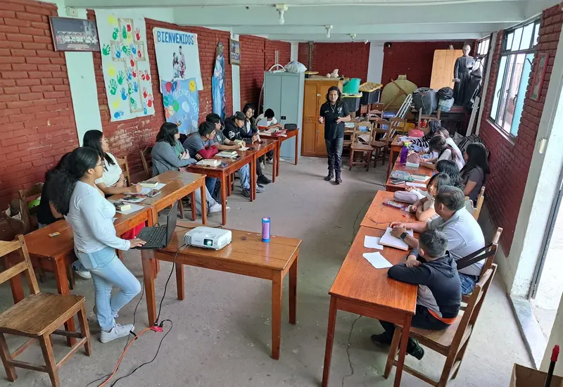 Habitantes de la agencia municipal de San Juanito atienden la convocatoria para la selección de participantes en las actividades de Semana Santa.